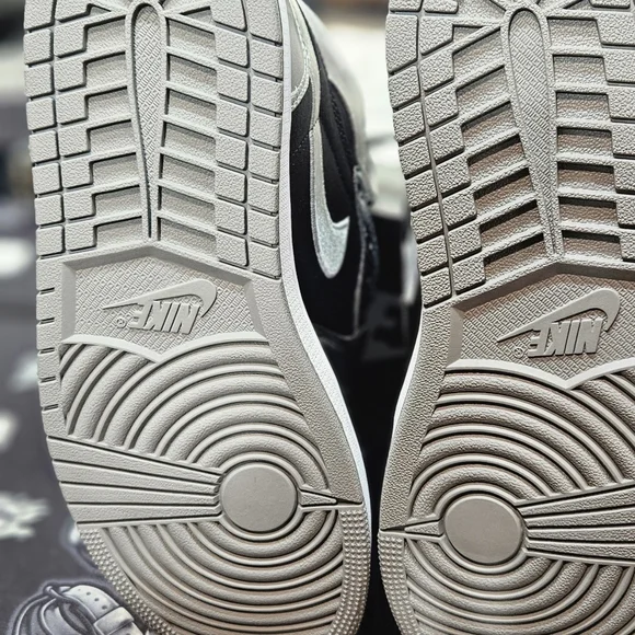 Nike Black and Gray Air Jordan 1 Retro High OG Womens 9 - Picture 4 of 5